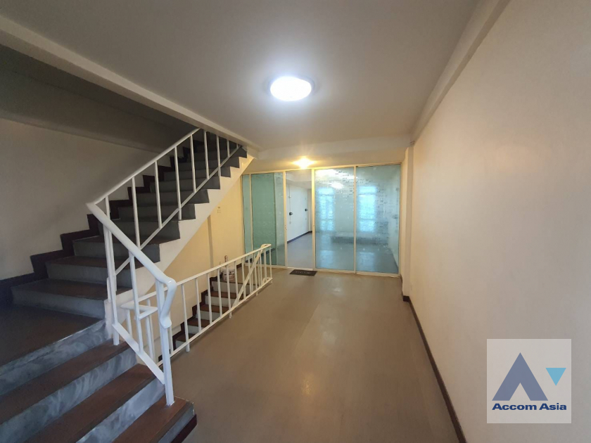 unit 6 Bedrooms  House For Rent in Sukhumvit, Bangkok  near BTS Bang Chak (AA39300)