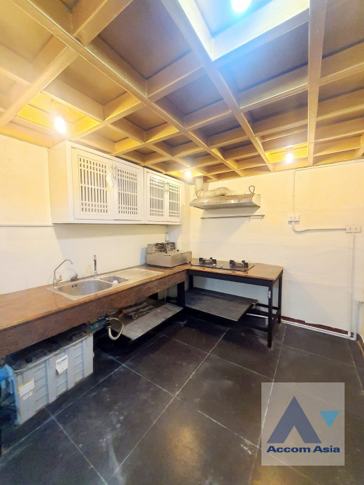 unit 6 Bedrooms  House For Rent in Sukhumvit, Bangkok  near BTS Bang Chak (AA39300)