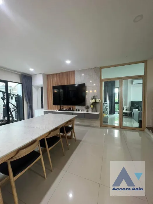 unit 6 Bedrooms  House For Sale in Pattanakarn, Bangkok  (AA39324)