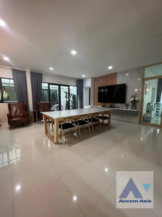 unit 6 Bedrooms  House For Sale in Pattanakarn, Bangkok  (AA39324)