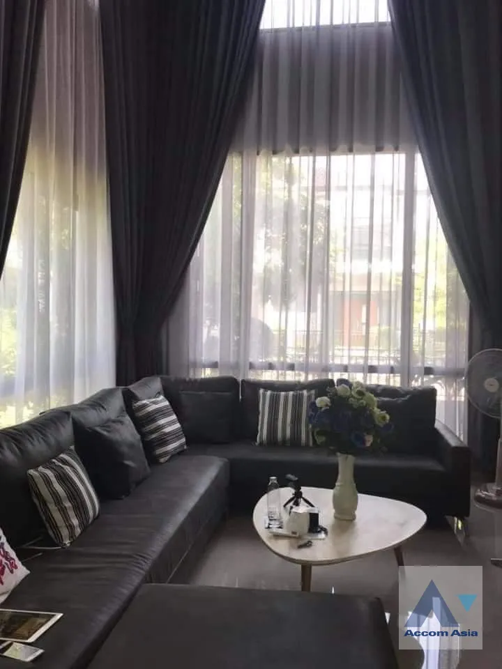 unit 6 Bedrooms  House For Sale in Pattanakarn, Bangkok  (AA39324)