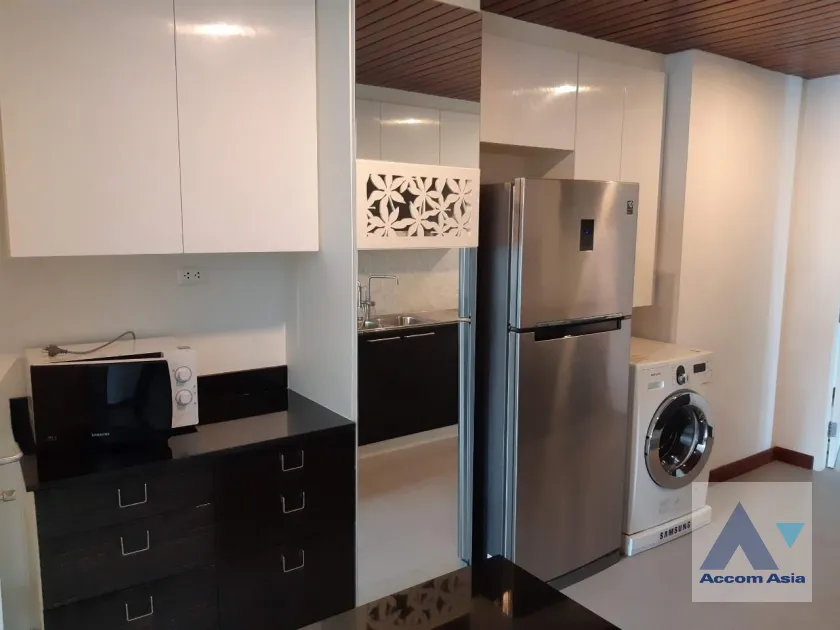 unit 3 Bedrooms  Apartment For Rent in Sukhumvit, Bangkok  near BTS Ekkamai (AA39326)