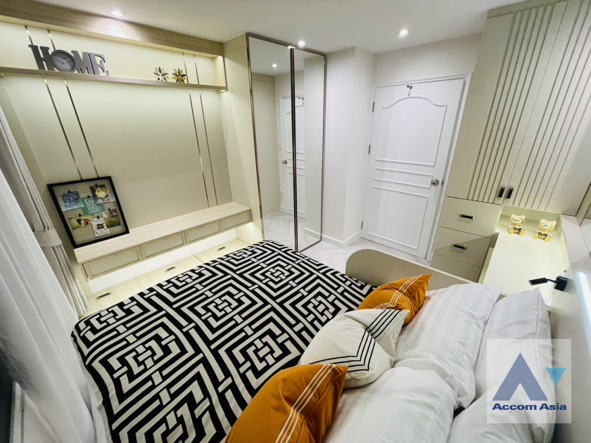 10  3 br Condominium For Sale in Sathorn ,Bangkok BRT Nararam 3 - BTS Chong Nonsi at Fortune Condo Town AA39364