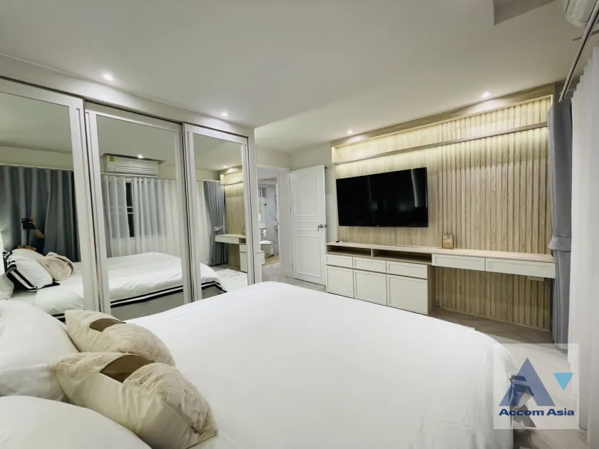 12  3 br Condominium For Sale in Sathorn ,Bangkok BRT Nararam 3 - BTS Chong Nonsi at Fortune Condo Town AA39364