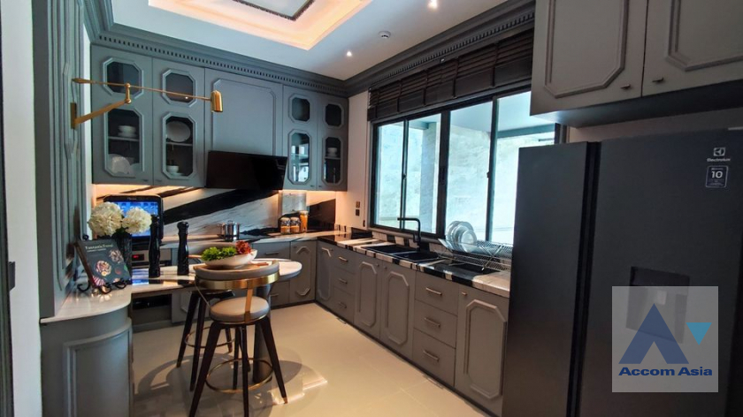  1  4 br House For Sale in Pattanakarn ,Bangkok  at Grand Bangkok Boulevard State Bangna AA39459