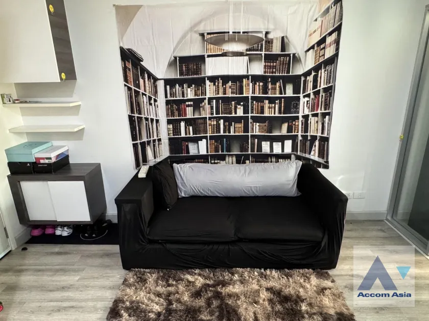 unit 1 Bedroom  Condominium For Rent in Sathorn, Bangkok  near BTS Chong Nonsi (AA39463)