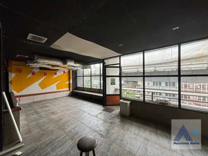 unit 3 Bedrooms  Building For Sale in Phaholyothin, Bangkok  near BTS Ari (AA39535)