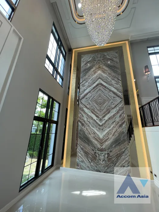 unit 4 Bedrooms  House For Sale in Dusit, Bangkok  (AA39541)