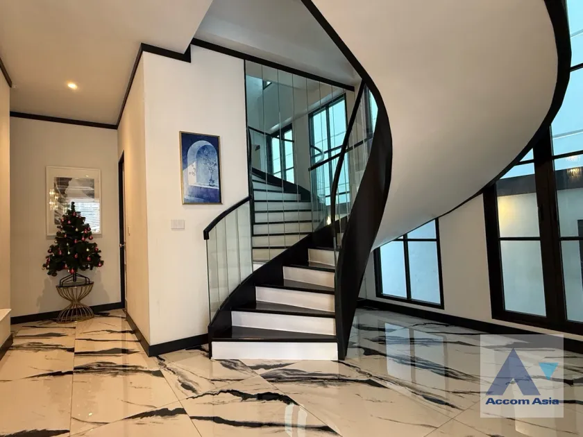 6  4 br House for rent and sale in Sukhumvit ,Bangkok BTS Ekkamai - BTS Phra khanong at House  in compound AA39564