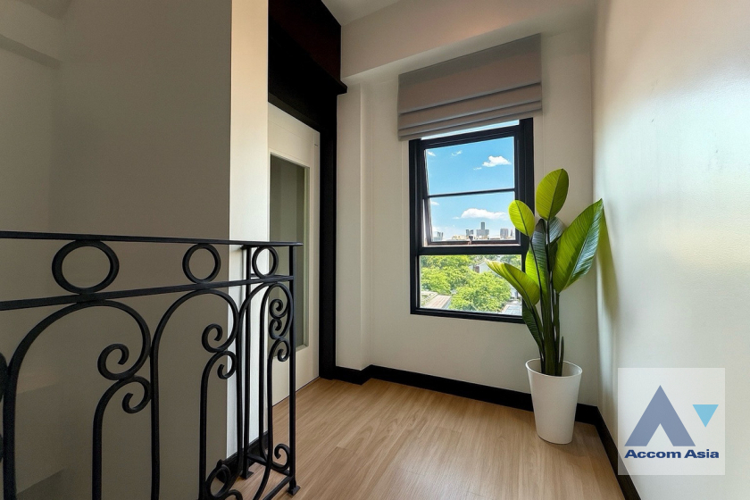 9  4 br House for rent and sale in Sukhumvit ,Bangkok BTS Ekkamai - BTS Phra khanong at House  in compound AA39564