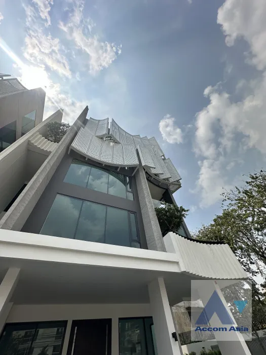 unit 5 Bedrooms  House For Rent & Sale in Phaholyothin, Bangkok  (AA39575)