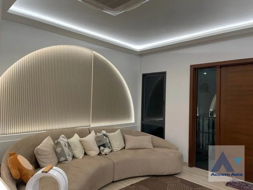 unit 4 Bedrooms  House For Sale in Pattanakarn, Bangkok  (AA39618)