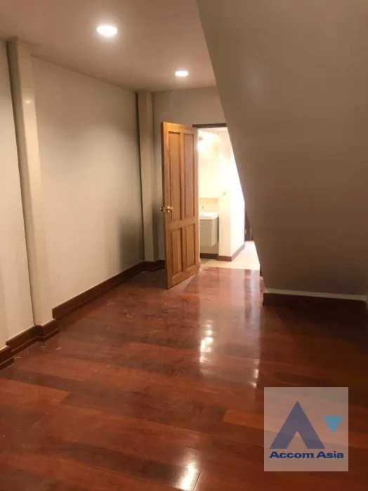  Chumchon Luenrit Townhouse  for Sale & Rent   in Silom Bangkok
