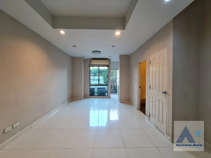 unit 3 Bedrooms  Townhouse For Sale in Sukhumvit, Bangkok  near BTS Bang Chak (AA39692)