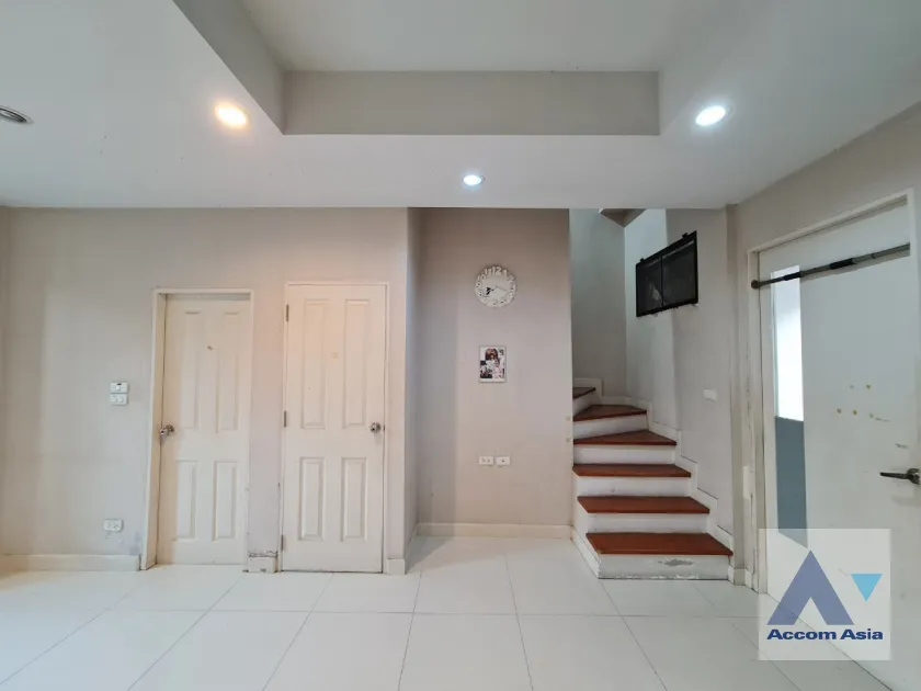 unit 3 Bedrooms  Townhouse For Sale in Sukhumvit, Bangkok  near BTS Bang Chak (AA39692)