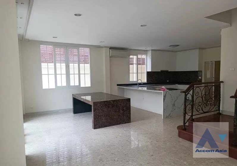 unit 5 Bedrooms  House For Sale in Pattanakarn, Bangkok  (AA39791)