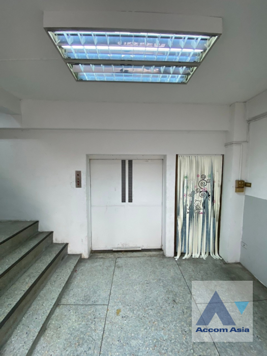 4  Shophouse For Rent in Silom ,Bangkok  AA39950