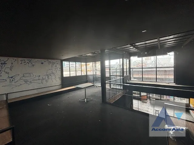  1  Building For Sale in Phaholyothin ,Bangkok BTS Saphan-Kwai AA39953
