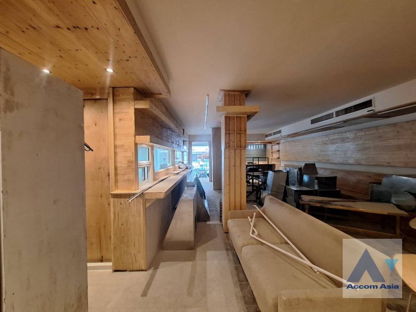 7  Building For Sale in Phaholyothin ,Bangkok BTS Saphan-Kwai AA39953