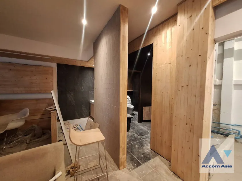 9  Building For Sale in Phaholyothin ,Bangkok BTS Saphan-Kwai AA39953