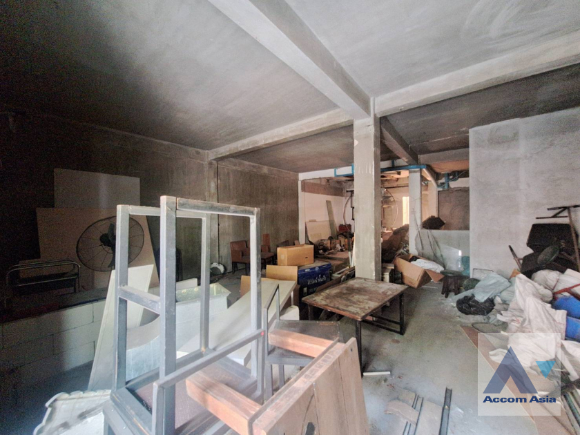 18  Building For Sale in Phaholyothin ,Bangkok BTS Saphan-Kwai AA39953