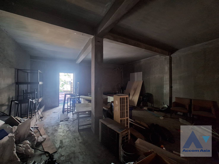 17  Building For Sale in Phaholyothin ,Bangkok BTS Saphan-Kwai AA39953