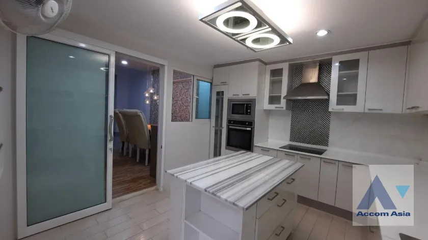 unit 5 Bedrooms  House For Rent & Sale in Pattanakarn, Bangkok  (AA39955)