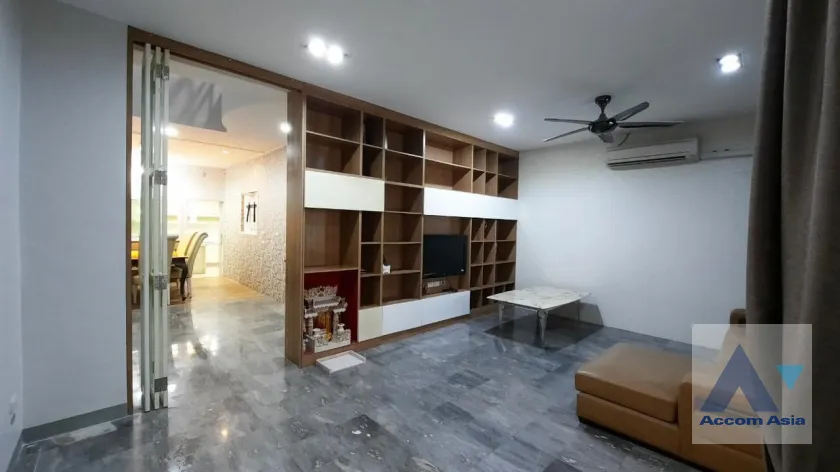 unit 5 Bedrooms  House For Rent & Sale in Pattanakarn, Bangkok  (AA39955)