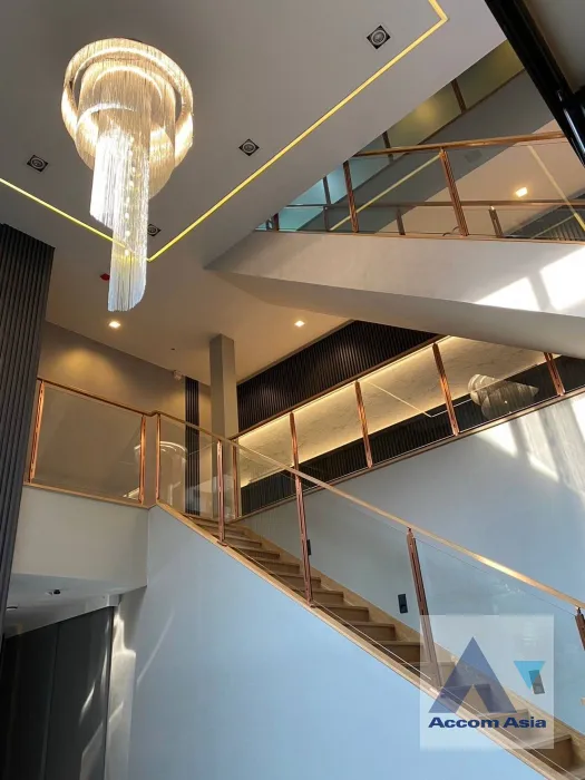 unit 4 Bedrooms  House For Rent in Pattanakarn, Bangkok  near ARL Ramkhamhaeng (AA40006)