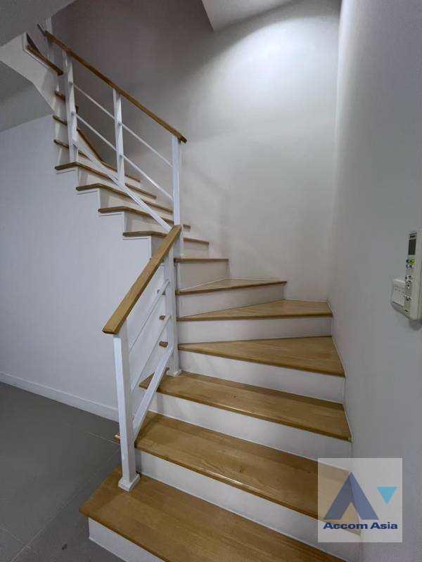 5  3 br Townhouse For Sale in Ratchadaphisek ,Bangkok MRT Sutthisan at The Connect UP 3 AA40101