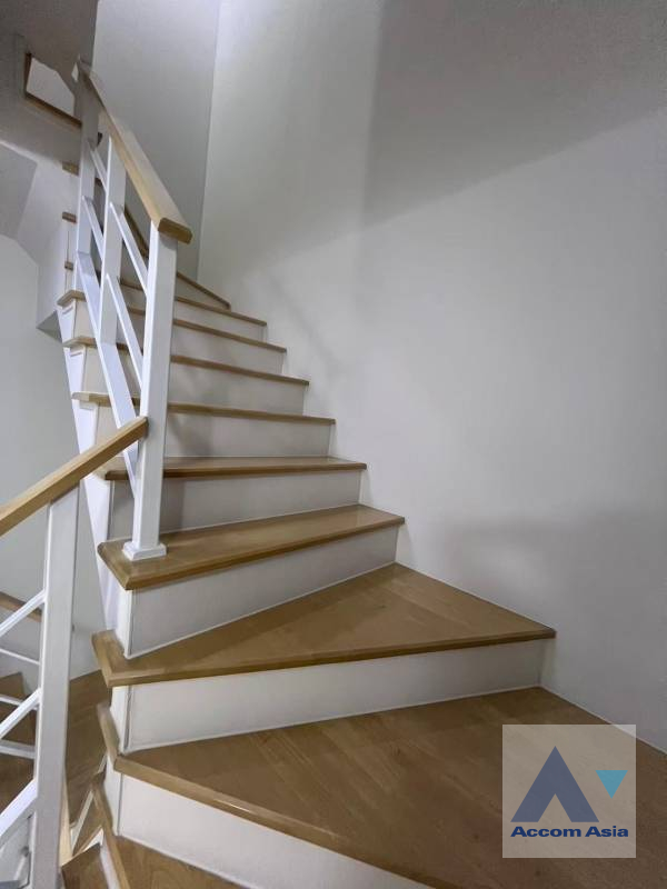 8  3 br Townhouse For Sale in Ratchadaphisek ,Bangkok MRT Sutthisan at The Connect UP 3 AA40101