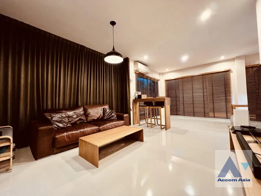unit 4 Bedrooms  House For Rent in Petchkasem, Bangkok  near BTS Bang Wa (AA40111)