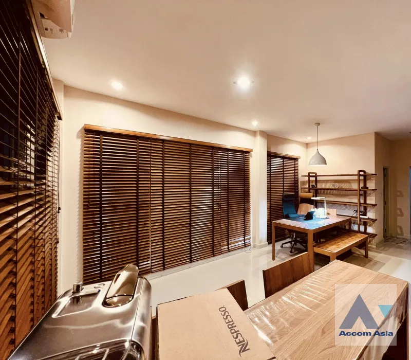 unit 4 Bedrooms  House For Rent in Petchkasem, Bangkok  near BTS Bang Wa (AA40111)