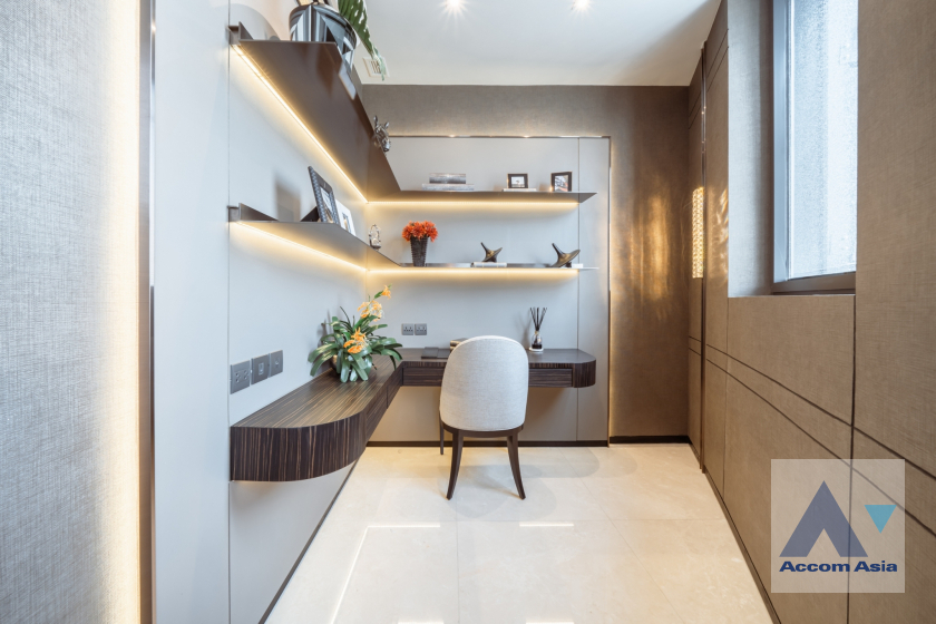 21  2 br Condominium For Sale in Charoen Nakhon ,Bangkok BTS Krung Thon Buri at Banyan Tree Residences Riverside AA40115