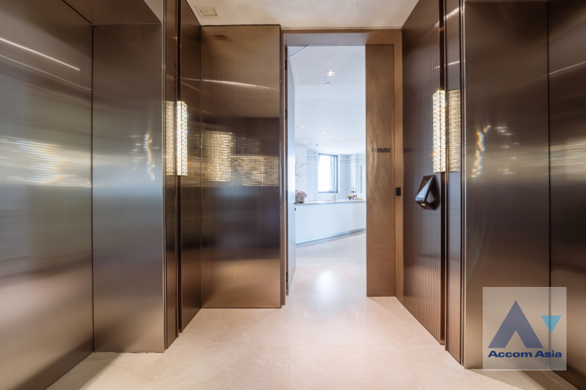 35  2 br Condominium For Sale in Charoen Nakhon ,Bangkok BTS Krung Thon Buri at Banyan Tree Residences Riverside AA40115