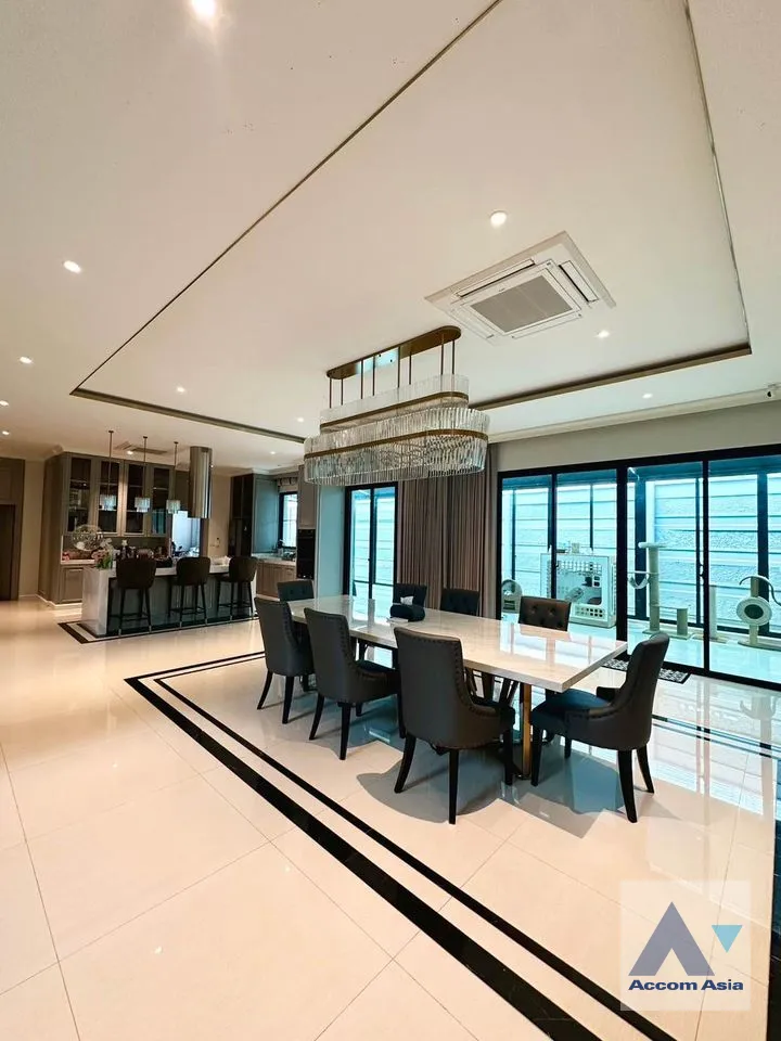 unit 4 Bedrooms  House For Sale in Dusit, Bangkok  (AA40145)