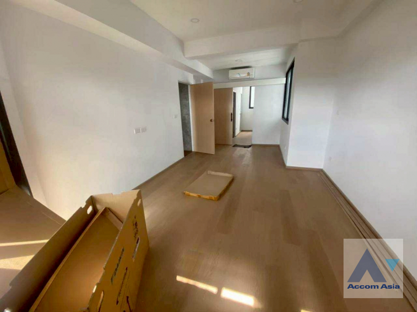  1  House For Rent in Ratchadaphisek ,Bangkok MRT Phetchaburi AA40155