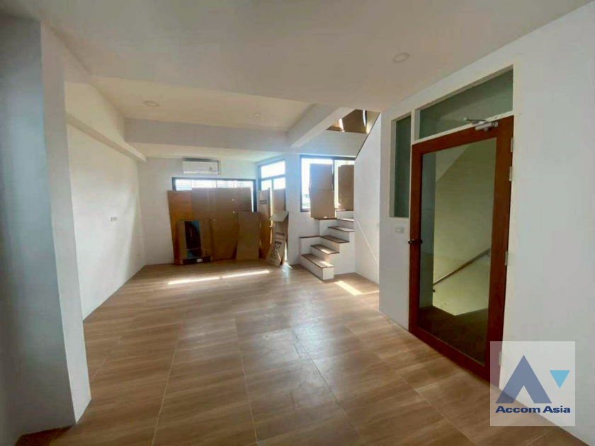  1  House For Rent in Ratchadaphisek ,Bangkok MRT Phetchaburi AA40155