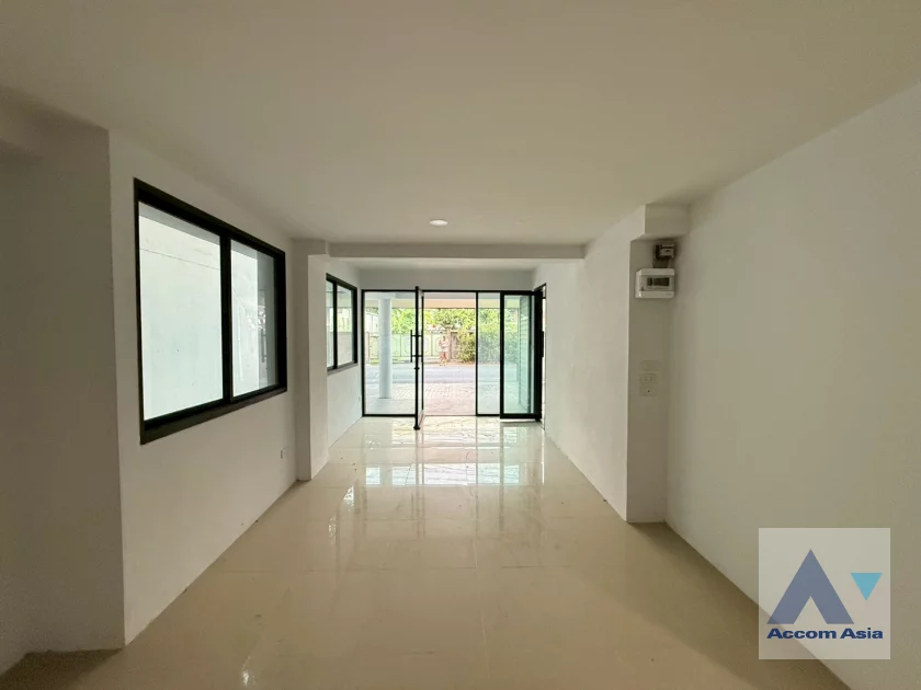  1  House For Rent in Ratchadaphisek ,Bangkok MRT Phetchaburi AA40155