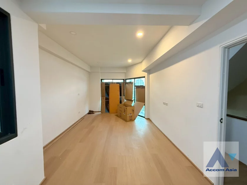 9  House For Rent in Ratchadaphisek ,Bangkok MRT Phetchaburi AA40155
