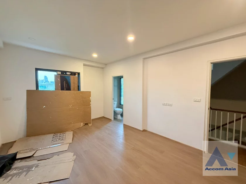 8  House For Rent in Ratchadaphisek ,Bangkok MRT Phetchaburi AA40155