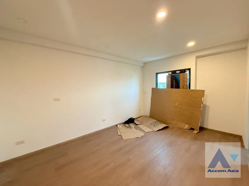 11  House For Rent in Ratchadaphisek ,Bangkok MRT Phetchaburi AA40155