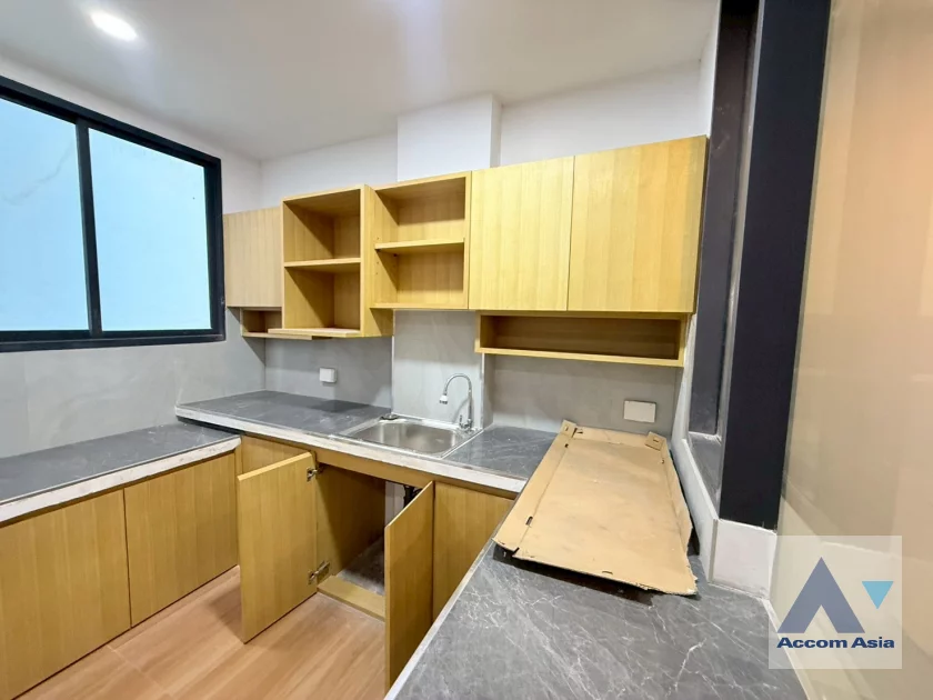 5  House For Rent in Ratchadaphisek ,Bangkok MRT Phetchaburi AA40155