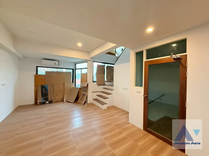 7  House For Rent in Ratchadaphisek ,Bangkok MRT Phetchaburi AA40155