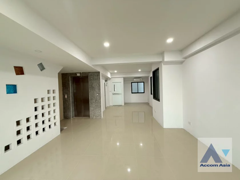 18  House For Rent in Ratchadaphisek ,Bangkok MRT Phetchaburi AA40155