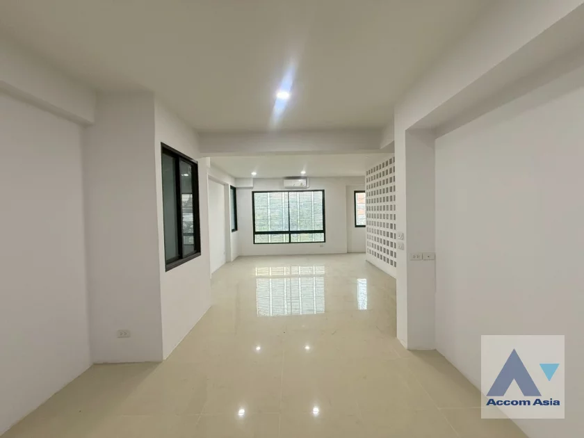  1  House For Rent in Ratchadaphisek ,Bangkok MRT Phetchaburi AA40155