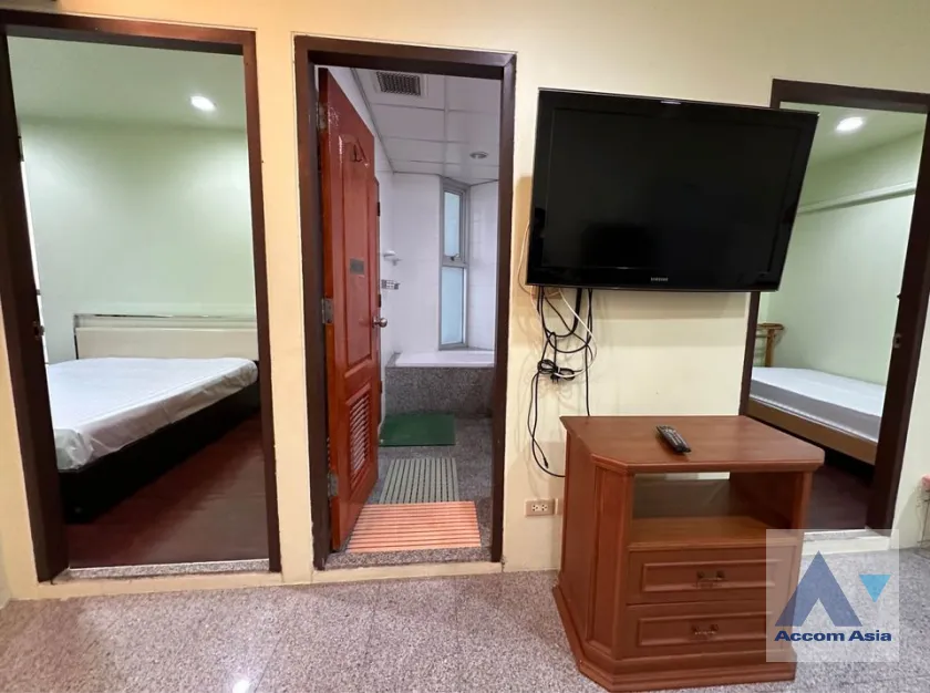 unit 2 Bedrooms  Condominium For Sale in Silom, Bangkok  near BTS Surasak (AA40183)