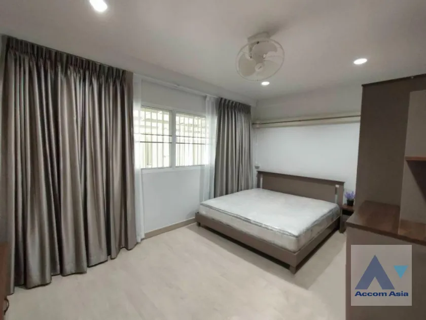 11  3 br Townhouse for rent and sale in Rama 3 ,Bangkok BTS Saphan Taksin AA40246