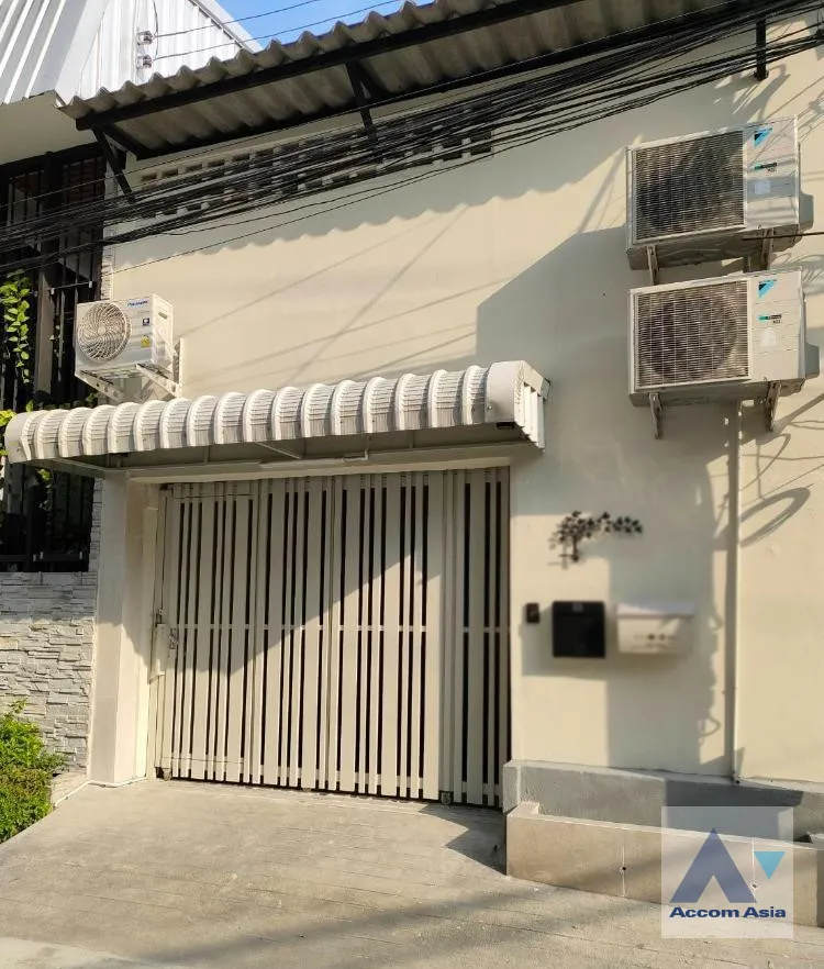  2  3 br Townhouse for rent and sale in Rama 3 ,Bangkok BTS Saphan Taksin AA40246
