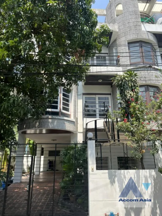 unit 4 Bedrooms  Townhouse For Rent in Phaholyothin, Bangkok  near MRT Lat Phrao (AA40265)